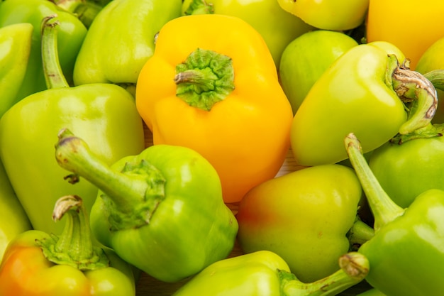 Vista frontal de pimientos verdes dentro del marco en la ensalada de verduras de planta de comida madura de color pimiento blanco