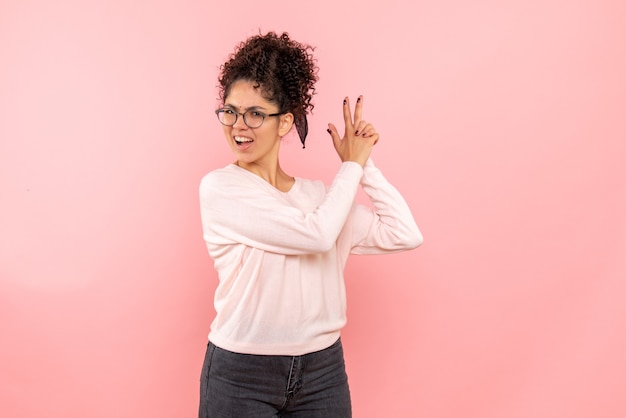 Vista frontal de la pistola de imitación bastante femenina sosteniendo en rosa