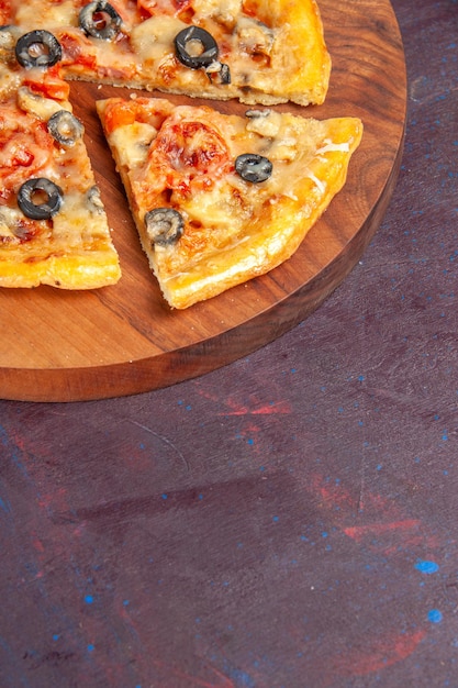 Vista frontal de la pizza de champiñones en rodajas de masa cocida con queso y aceitunas en la superficie oscura comida pizza italiana hornear masa harina