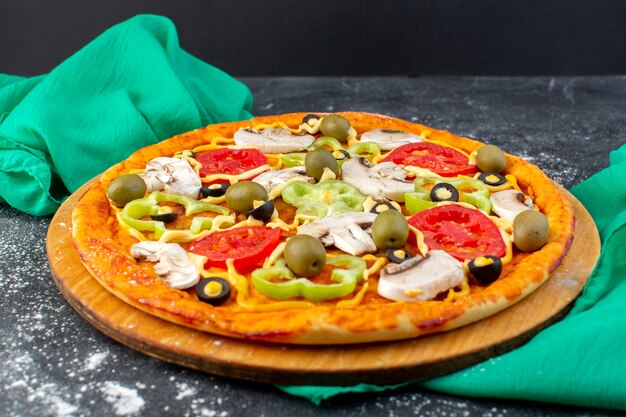 Vista frontal de la pizza de champiñones con tomates rojos aceitunas champiñones todos en rodajas en el interior en gris