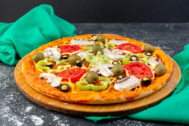 Vista frontal de la pizza de champiñones con tomates rojos aceitunas champiñones todos en rodajas en el interior en gris