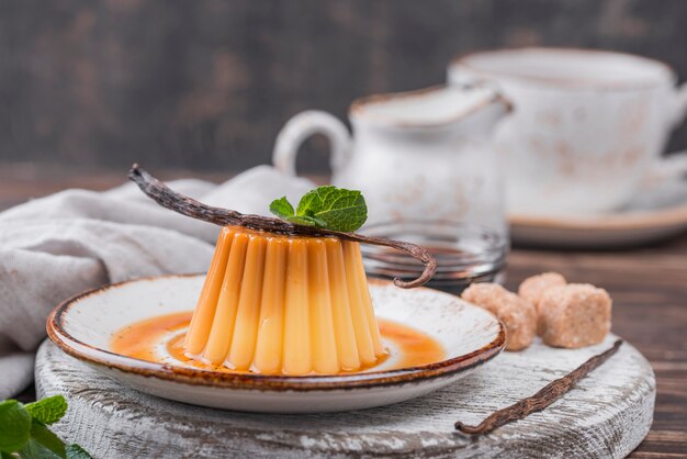 Vista frontal del plato con crema pastelera y menta