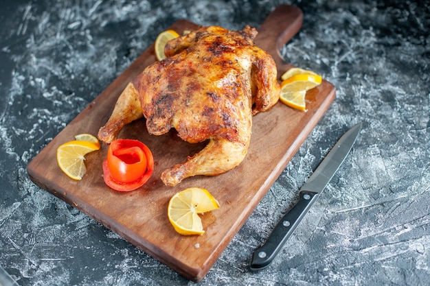 Foto gratuita vista frontal de pollo con especias cocidas con limón sobre carne gris claro, comida, plato de barbacoa, cena, pimienta, comida de color animal