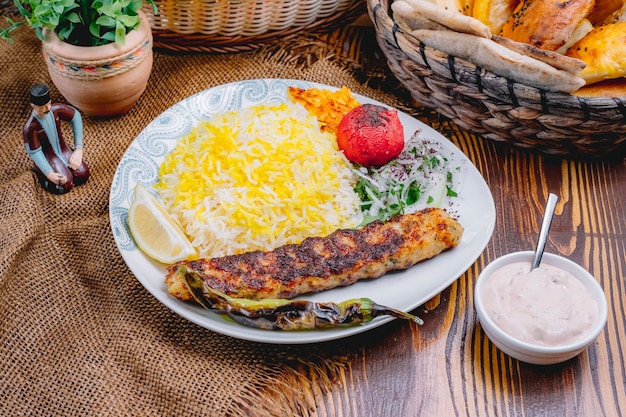 Vista frontal pollo lula kebab con arroz a la parrilla verduras y cebollas