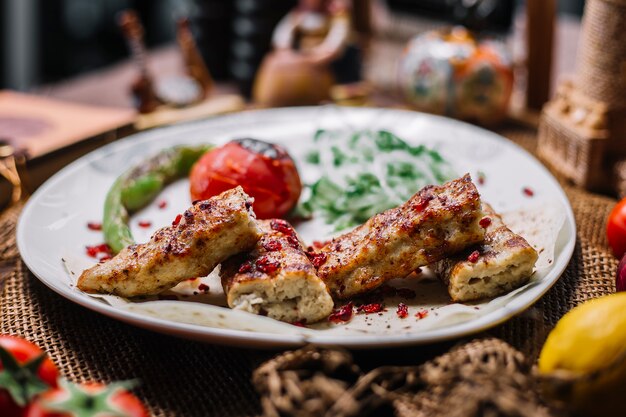 Vista frontal de pollo lula con verduras y cebollas