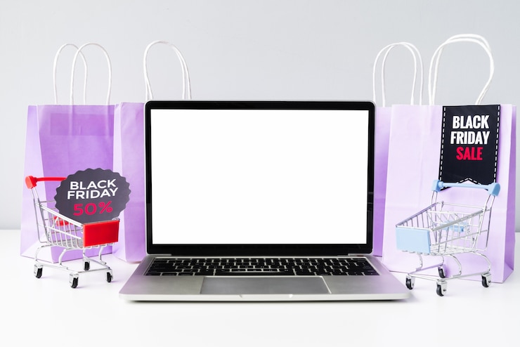 Foto gratuito vista frontal portátil con maqueta de carros de compras