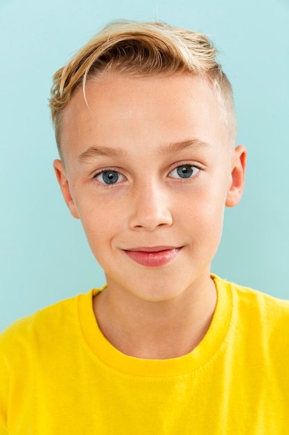 Vista frontal pose de retrato de niño pequeño