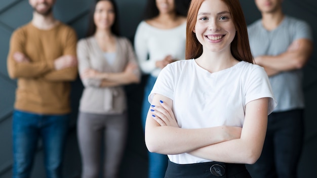 Foto gratuita vista frontal positiva joven con los brazos cruzados