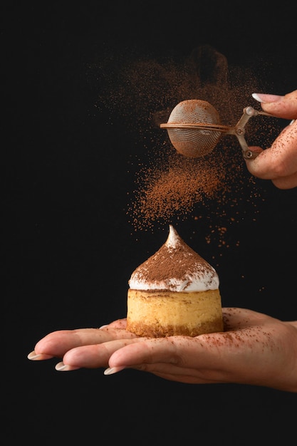 Foto gratuita vista frontal del postre con cacao en polvo