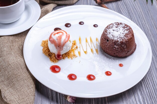 Vista frontal postre fondant de chocolate con helado