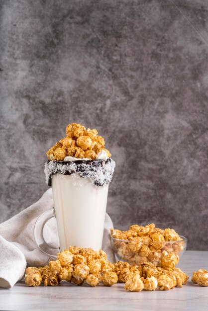 Vista frontal del postre en frasco con palomitas de maíz