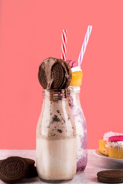 Vista frontal del postre con galletas y muffins