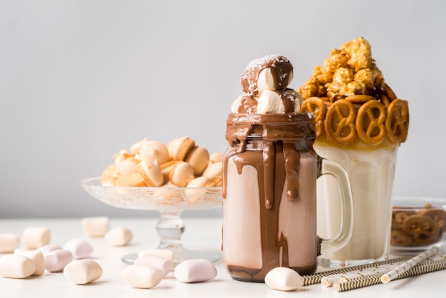 Vista frontal de postres con pretzels y malvaviscos