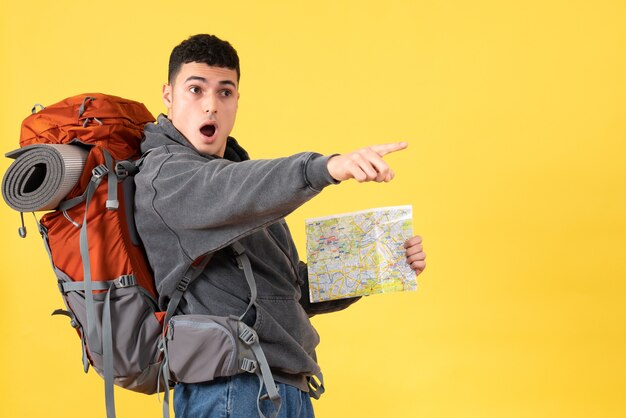 Vista frontal se preguntó a hombre viajero con mochila con mapa