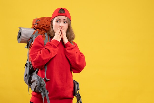 Vista frontal se preguntó joven turista con mochila y gorra roja tomados de la mano en la boca