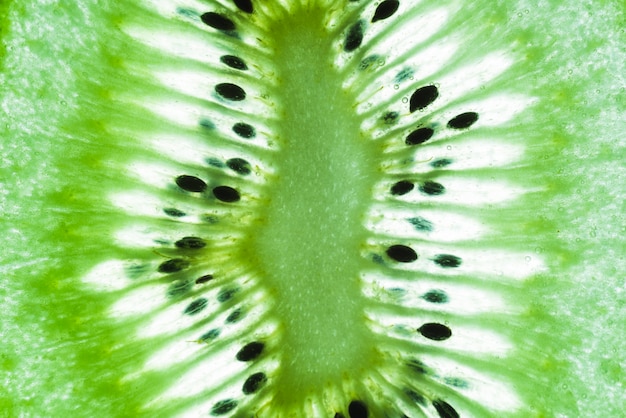 Vista frontal de primer plano de la fruta de kiwi