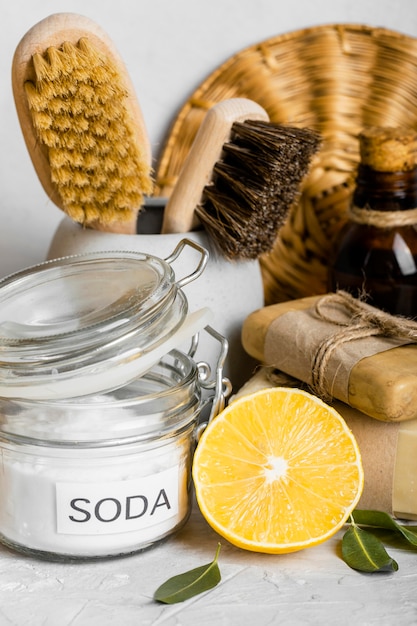 Vista frontal de productos de limpieza ecológicos con limón y bicarbonato de sodio