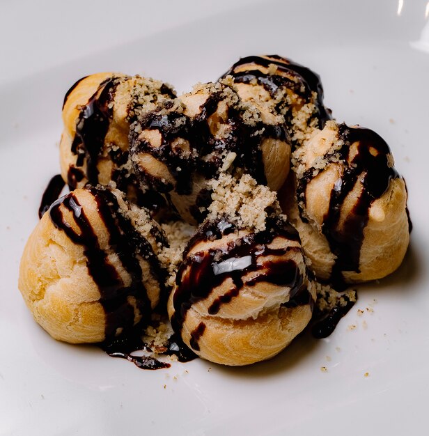 Vista frontal profiteroles con glaseado de chocolate