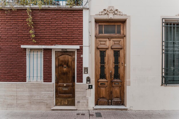 Vista frontal de la puerta del edificio de la ciudad