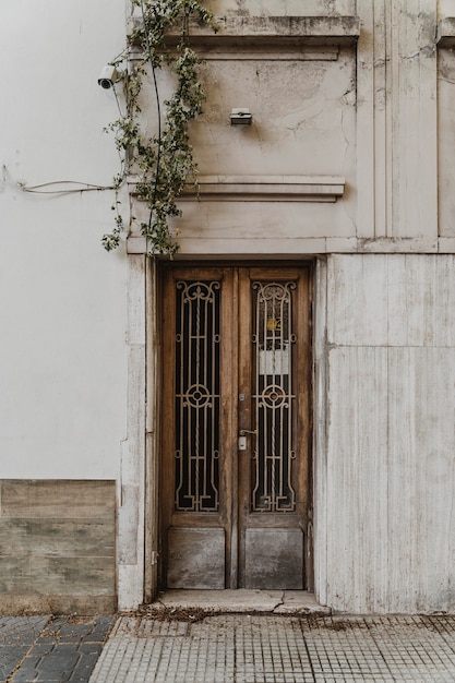 Vista frontal de la puerta del edificio en la ciudad.