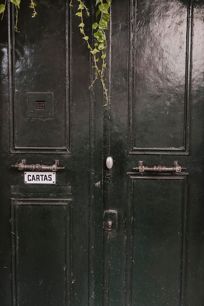 Foto gratuita vista frontal de la puerta del edificio de la ciudad