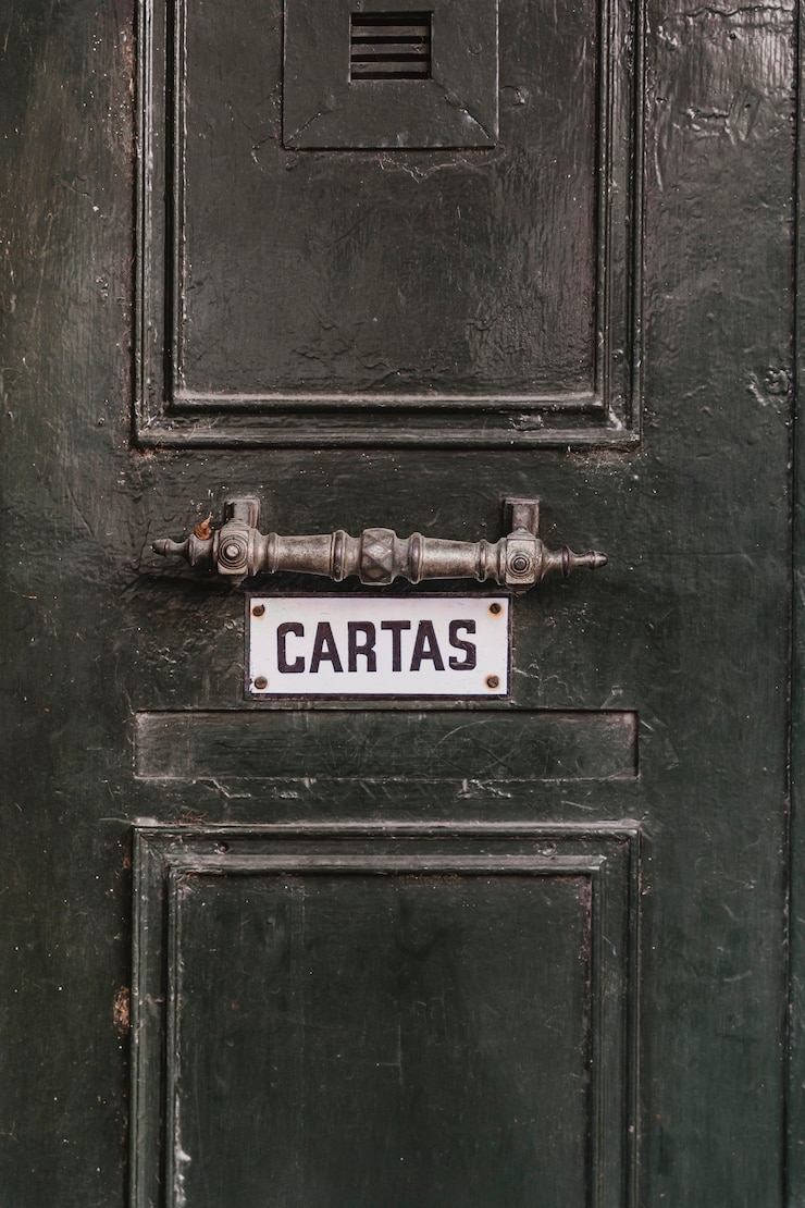 Foto gratuito vista frontal de la puerta del edificio de la ciudad