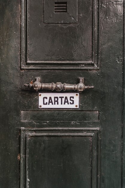 Vista frontal de la puerta del edificio de la ciudad