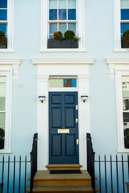 Vista frontal de la puerta principal con pared azul.