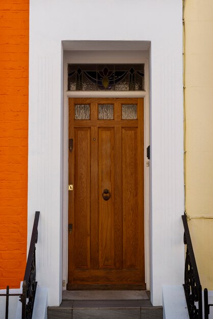 Vista frontal de la puerta principal con pared naranja.