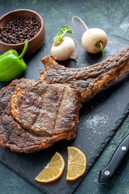 Vista frontal de la rebanada de carne frita en el plato de comida de carne azul oscuro Fry color animal costilla cena cocinando barbacoa