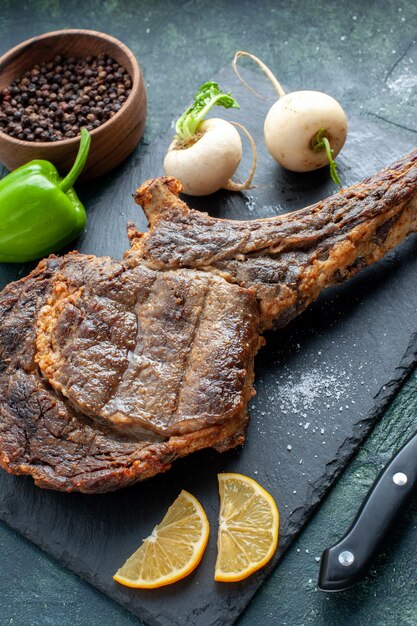 Vista frontal de la rebanada de carne frita en el plato de comida de carne azul oscuro Fry color animal costilla cena cocinando barbacoa