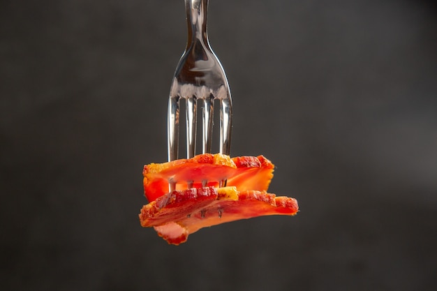 Foto gratuita vista frontal de la rebanada de jamón en el tenedor de alimentos de fotografía en color carne oscura