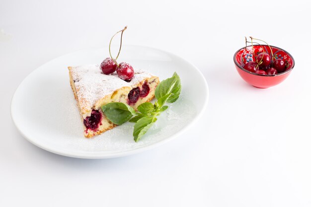 Vista frontal de la rebanada de pastel de cereza deliciosa y deliciosa placa interior en la superficie blanca