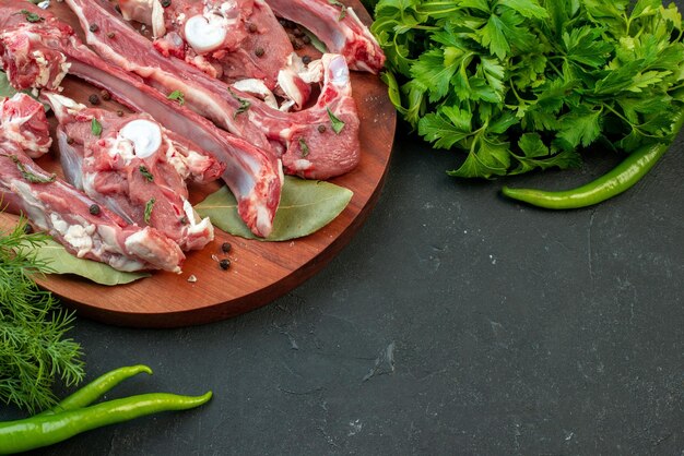 Vista frontal rebanadas de carne fresca con verduras sobre fondo oscuro carne de carnicero plato de comida de pollo comida cruda cena