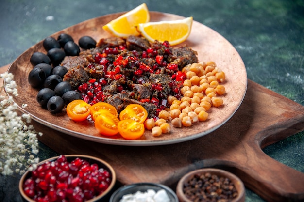 Foto gratuita vista frontal rebanadas de carne sabrosa comida frita con frutas dentro de la placa sobre fondo oscuro