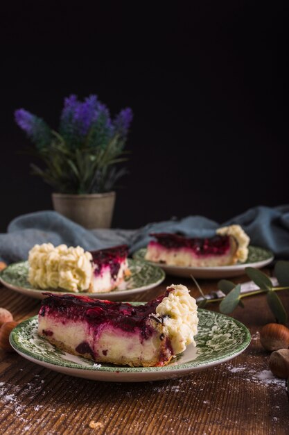 Vista frontal de rebanadas de delicioso pastel