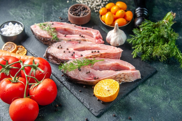 Foto gratuita vista frontal rebanadas de pescado fresco con pimiento verde y verduras en una superficie oscura carne de mar comida cruda foto de agua cena de color de mariscos