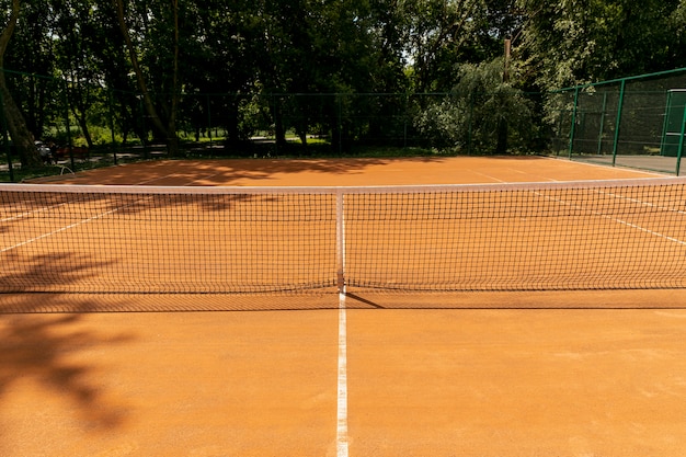 Foto gratuita vista frontal de la red de tenis en la cancha