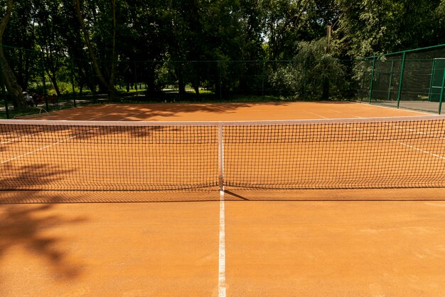 Vista frontal de la red de tenis en la cancha