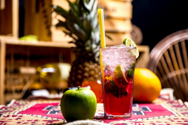 Vista frontal refrescante limonada con una rodaja de limón y una manzana verde