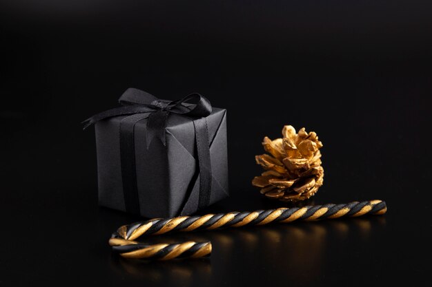 Vista frontal del regalo de Navidad con bastón de caramelo y piña