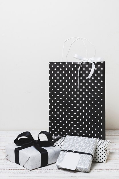 Vista frontal de regalos y bolsa de regalo