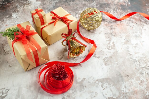 Vista frontal de regalos de Navidad con juguetes sobre fondo blanco.