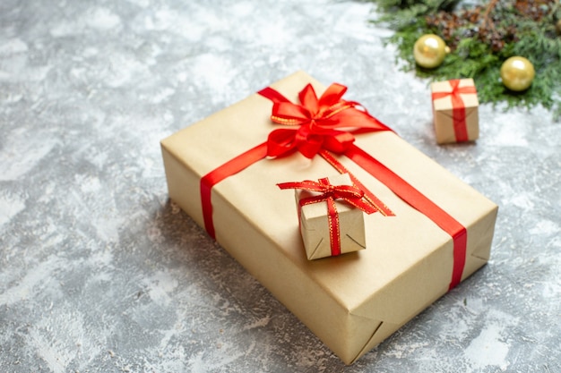 Vista frontal de regalos de Navidad con lazos rojos sobre fondo blanco.