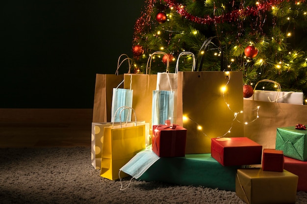 Vista frontal de los regalos de navidad con mascarilla