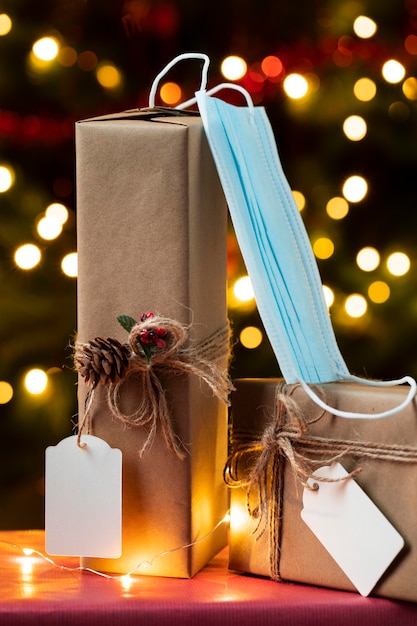 Vista frontal de los regalos de navidad con mascarilla