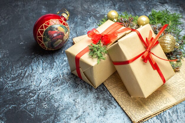 Vista frontal de regalos navideños con juguetes en la foto navideña clara-oscura color navideño año nuevo