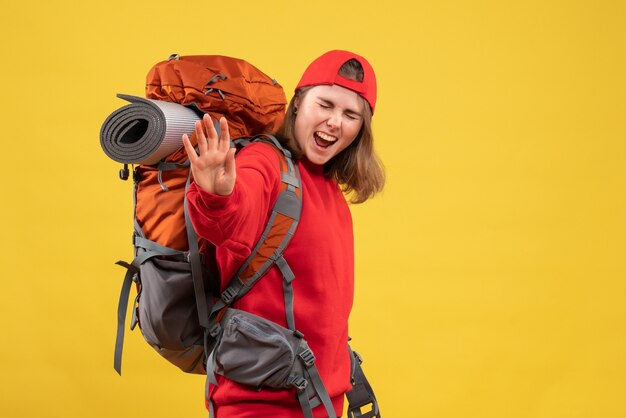 Vista frontal regocijado viajero femenino con mochila