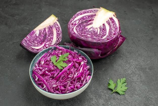 Vista frontal repollo morado fresco en mesa oscura dieta ensalada madura salud púrpura