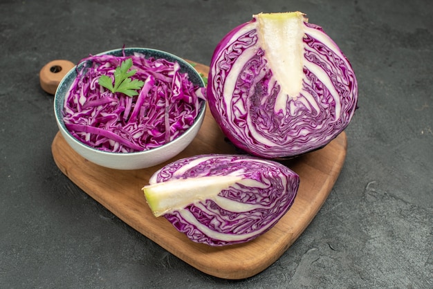 Foto gratuita vista frontal de repollo morado fresco en mesa oscura dieta de ensalada de salud madura